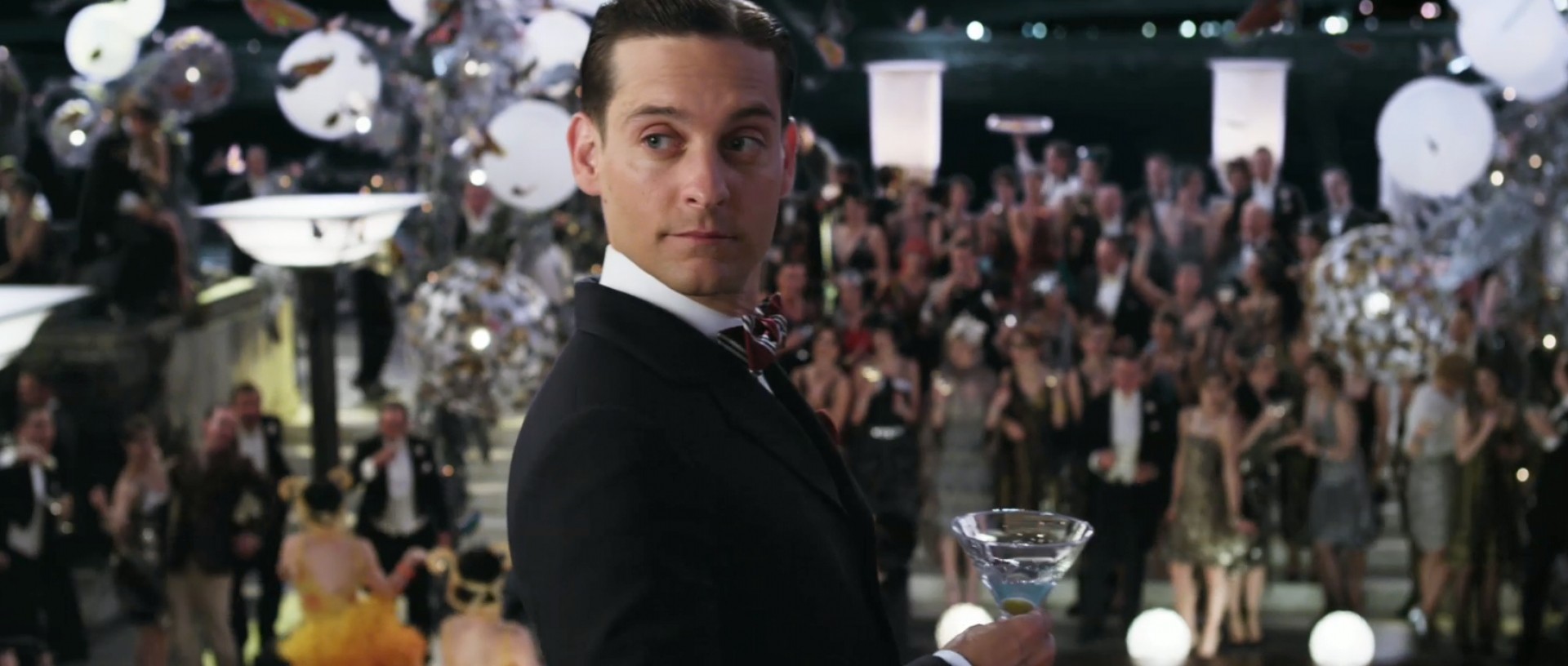 Quelle: http://www.blunderbussmag.com/wp-content/uploads/2013/05/tobey-maguire-as-nick-carraway-in-the-great.jpg